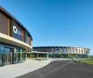 Generous glazing and the facade made of bronze-colored anodized aluminum change in the sunlight.