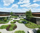 The enclosed design of the courtyard of the large office ring protects against noise and creates a self-contained inner world.