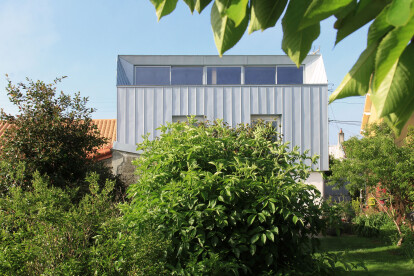 Maison FV l Surélévation en zinc Azengar.