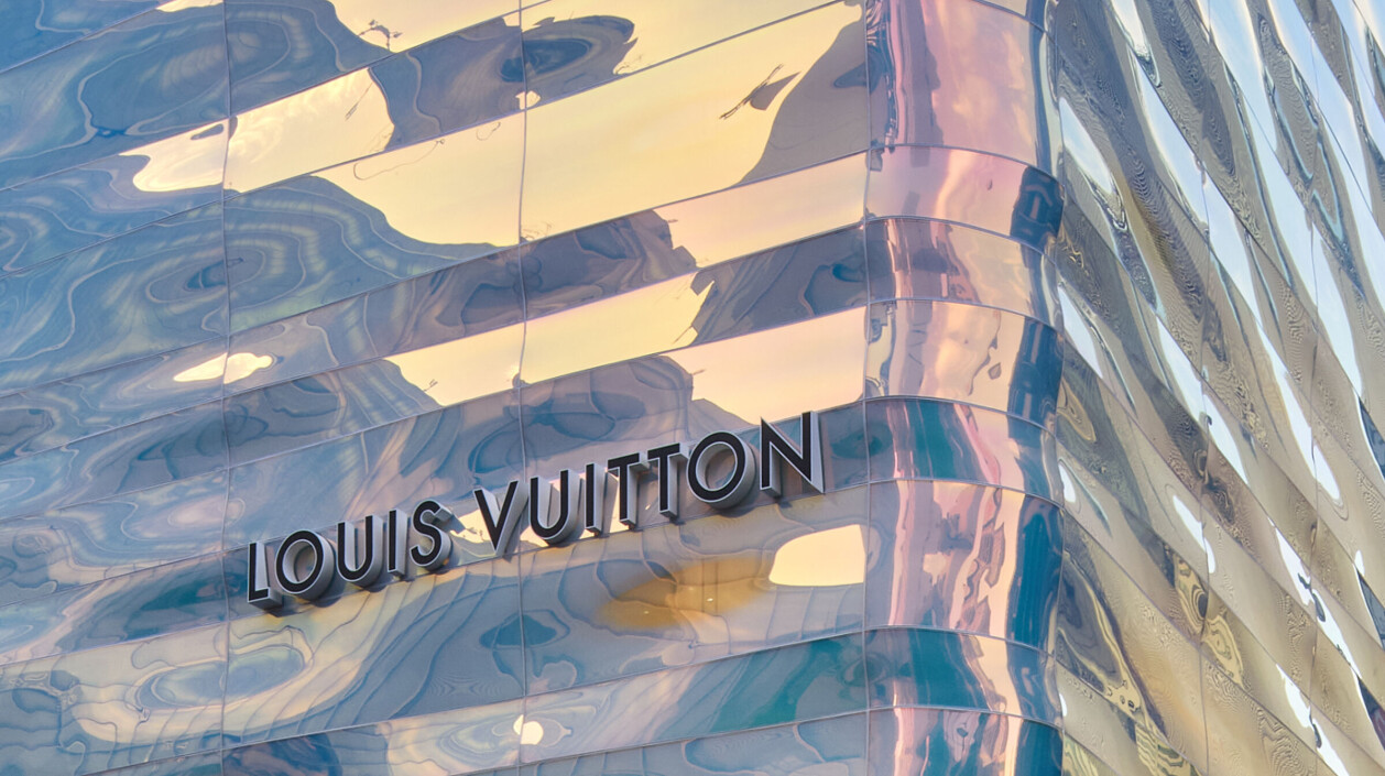 Jun Aoki wraps Louis Vuitton Ginza Namiki in rippling dichroic glass
