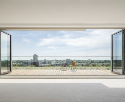 Opening up the living space: Folding glass walls with a width of up to 7.50 metres, a height of 2.70 meters and a leaf width of approx. 0.90 metres were installed in the residential complex.