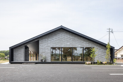 Matsunaga Kiln roadside gallery features a column-free double structure and feeling of floating lightness
