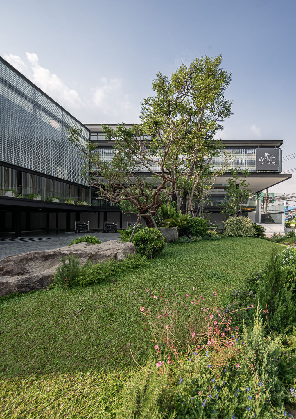 https://archello.com/story/100255/attachments/photos-videos/5 photo_credit Issira Tonehongsa