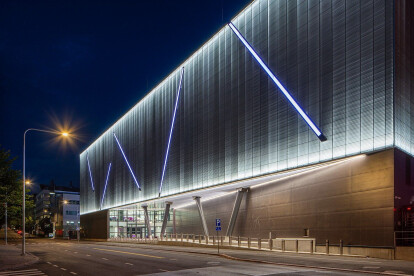 Façade panels from Steni: At ground level, the building is clad with Steni Vision façade panels.