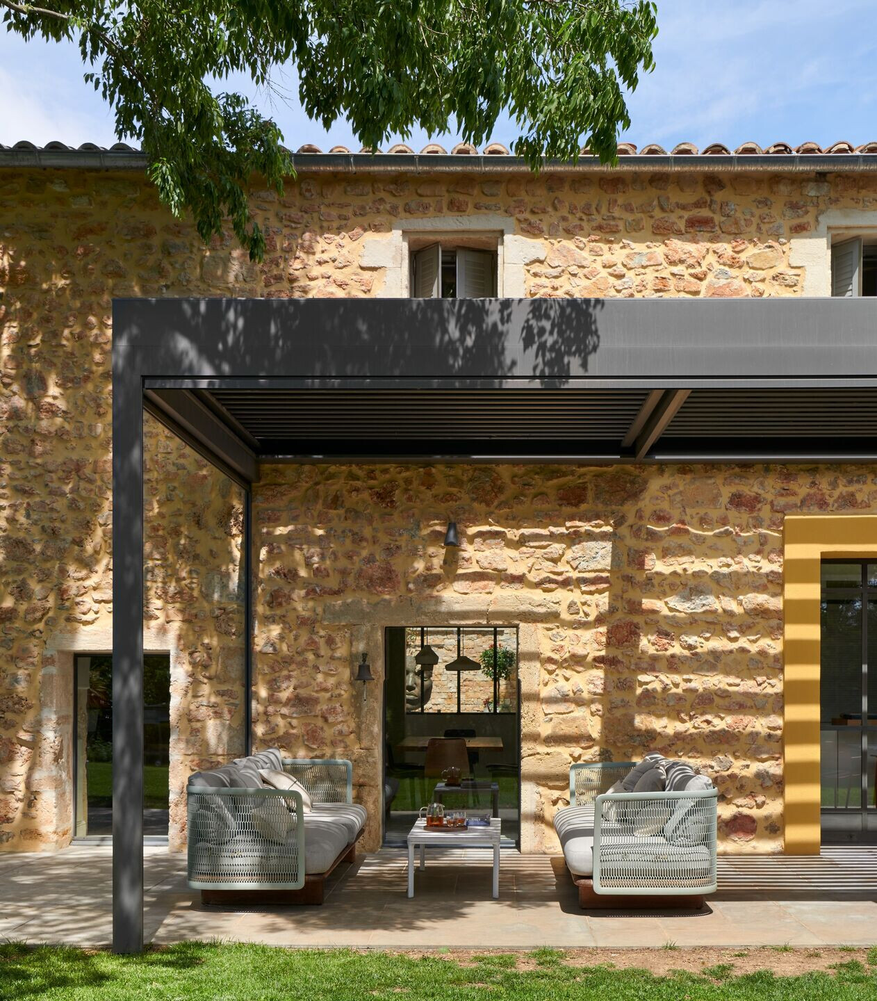 https://archello.com/story/100722/attachments/photos-videos/3 photo_credit Eugeni Pons & Stylist Susana Ocaña