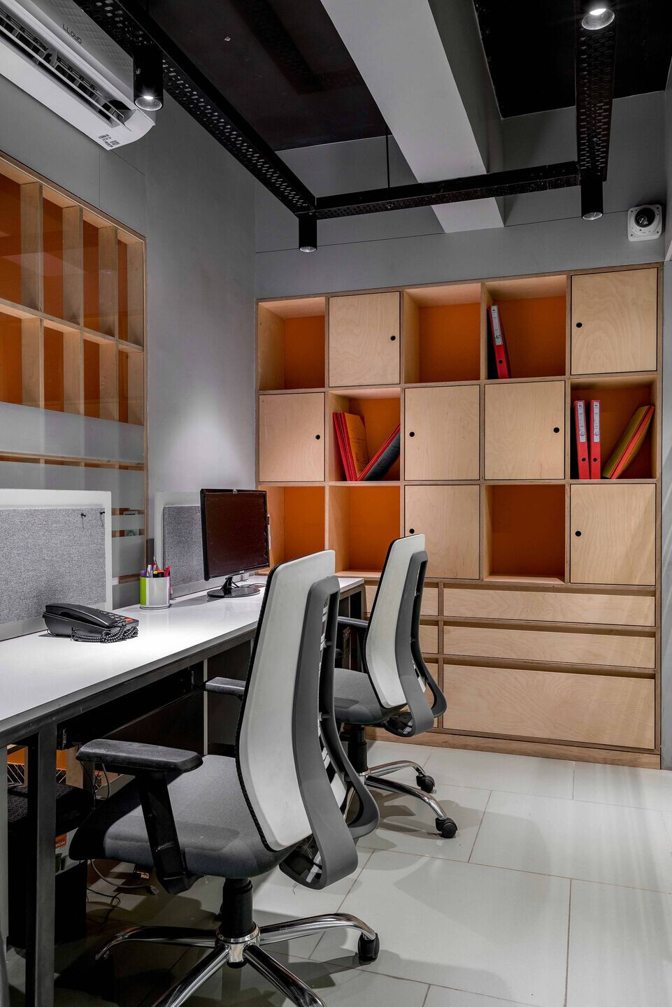 https://archello.com/story/101976/attachments/photos-videos/13 photo_credit Maulik Patel / Inclined Studio