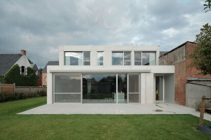 I.s.m.architecten breaks with adjacent Flemish village row houses by opting for a pentagonal shape