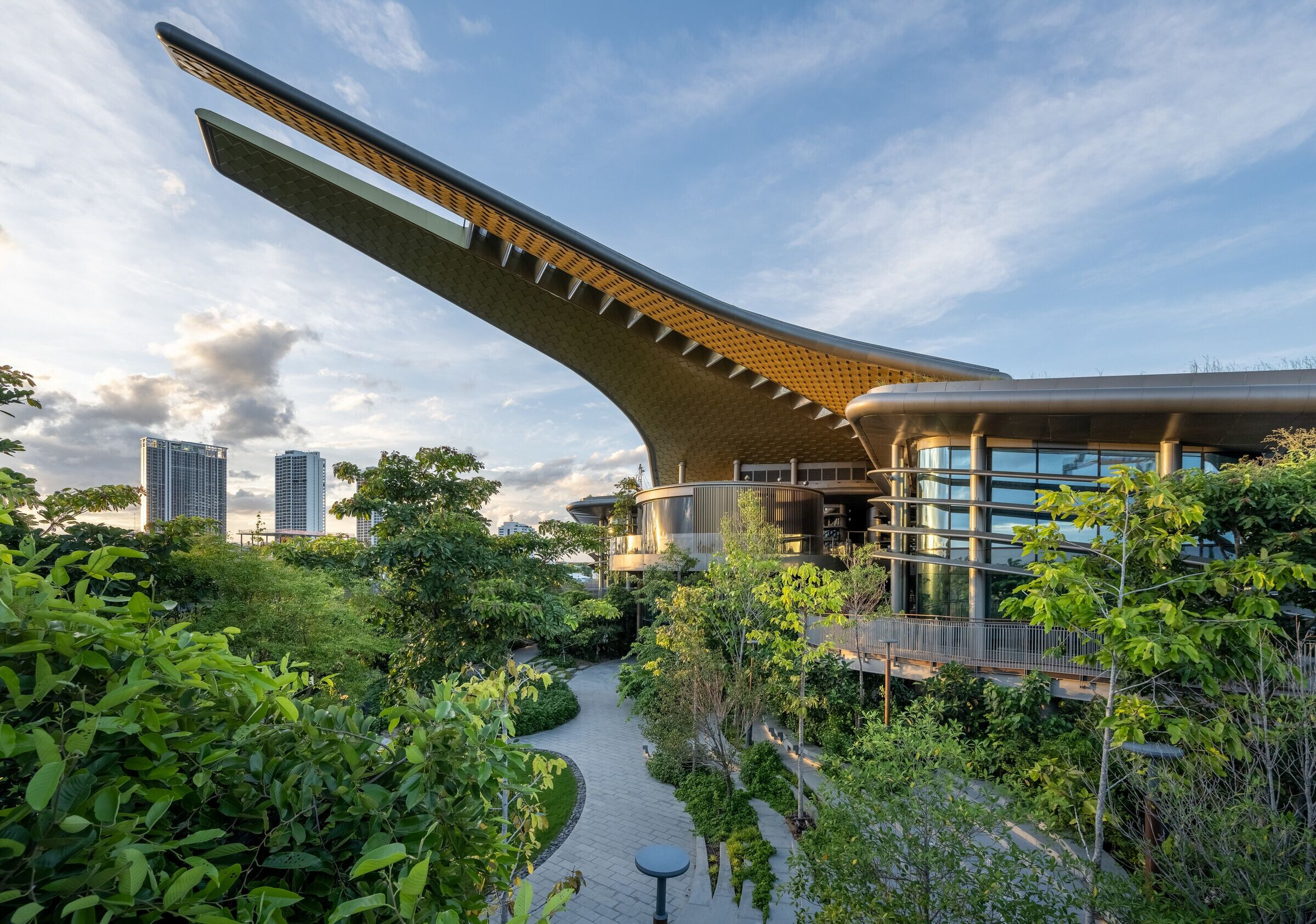 https://archello.com/story/103067/attachments/photos-videos/3 photo_credit Mr. Rungkit Charoenwat