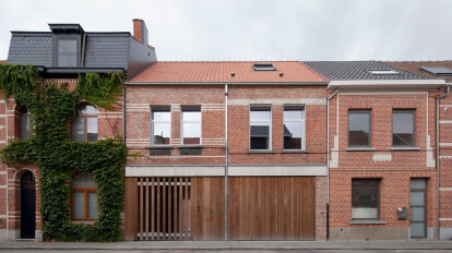 An Schoenmaekers completes an extensive renovation of two terraced houses and a textile factory in the center of Sint-Niklaas