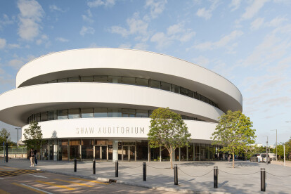 Bold curving form of the new Shaw Auditorium distinguishes the new The Hong Kong University of Science and Technology building by Henning Larsen