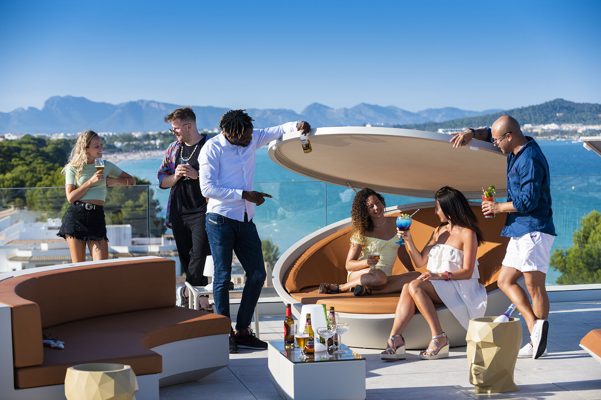 https://archello.com/story/106010/attachments/photos-videos/6 photo_credit Vondom