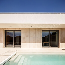Casa Mesura  by Buhoblanco Arquitectos with the Stromboli Light of Cerámica Mayor for the terrace and swimming pool