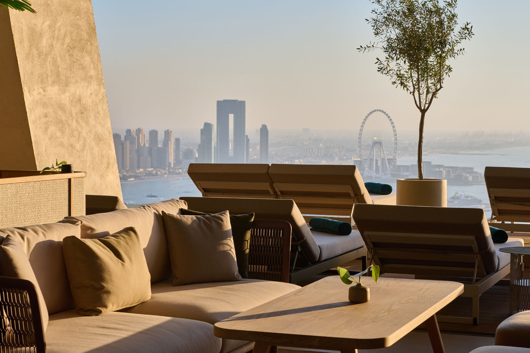 https://archello.com/story/106796/attachments/photos-videos/16 photo_credit AURA SKYPOOL Dubai, Juliet Dunne