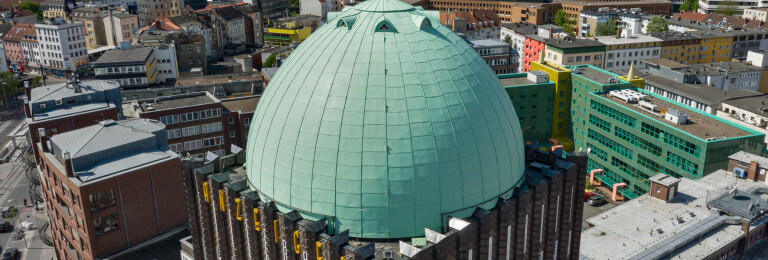 The dome of the Anzeiger-Hochaus was equipped with a special Nordic Green patina