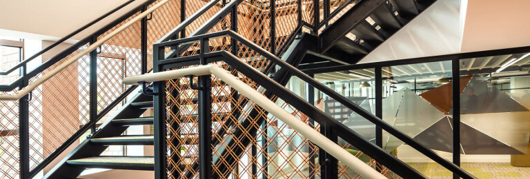 The light reflecting on the copper wire mesh creates a dazzling aesthetic.