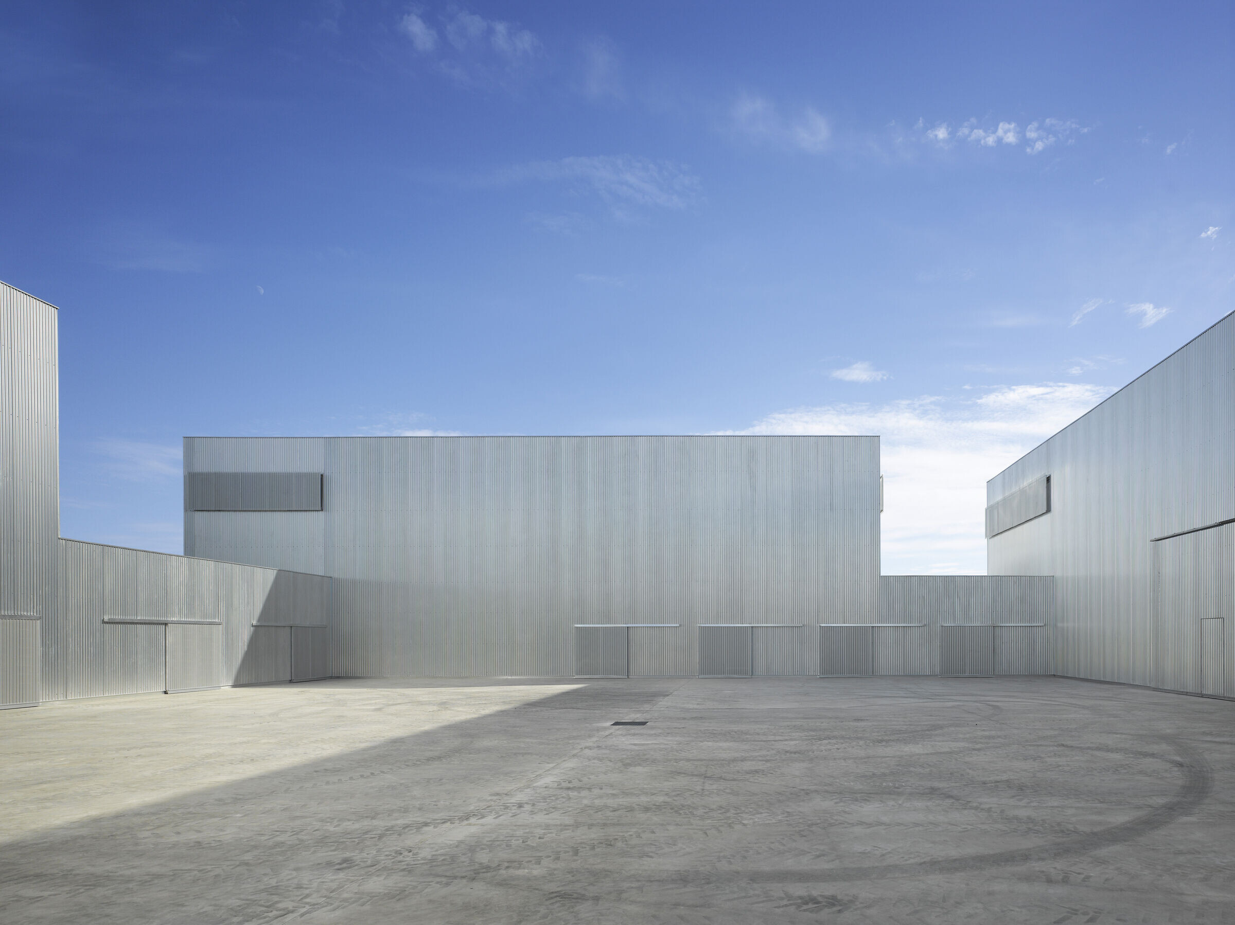 https://archello.com/story/111055/attachments/photos-videos/4 photo_credit Roland Halbe