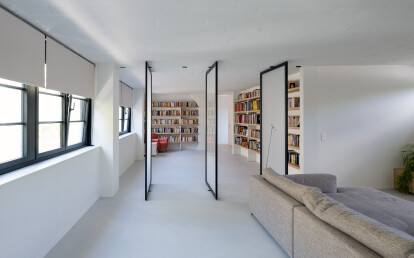 Pivoting walls in a project by Loft4C interior architects