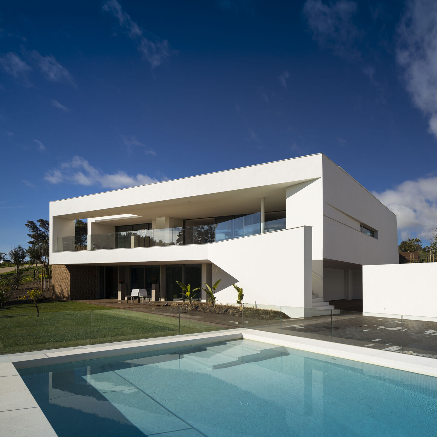 https://archello.com/story/111651/attachments/photos-videos/3 photo_credit © Fernando Guerra / FG+SG