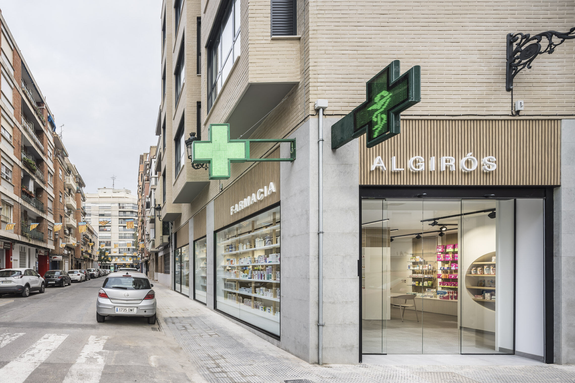 photo_credit Pharmacy| Farmacia Algiros by Destudio Arquitectura - © Germán Cabo