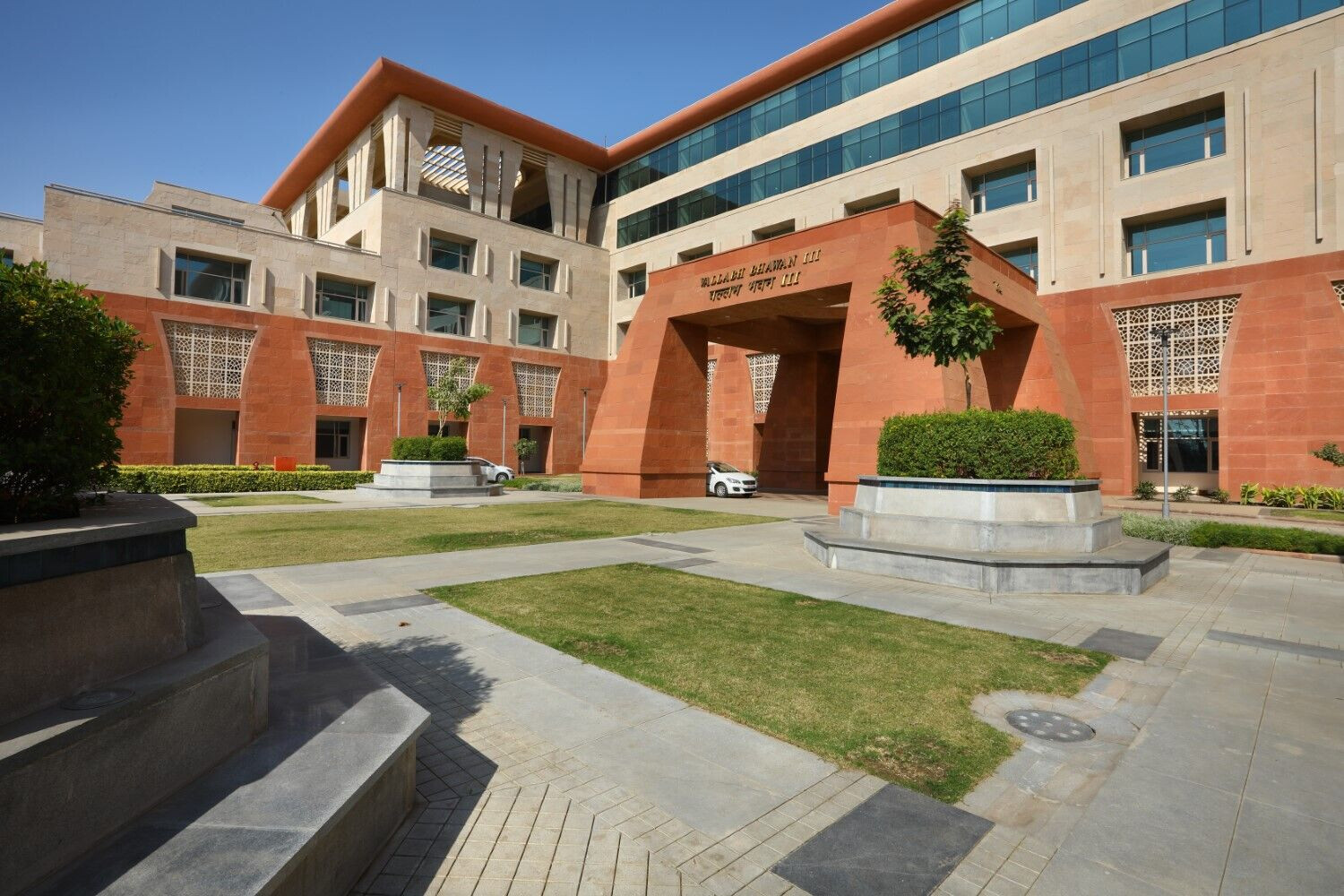 https://archello.com/story/112672/attachments/photos-videos/13 photo_credit VALLABH BHAWAN