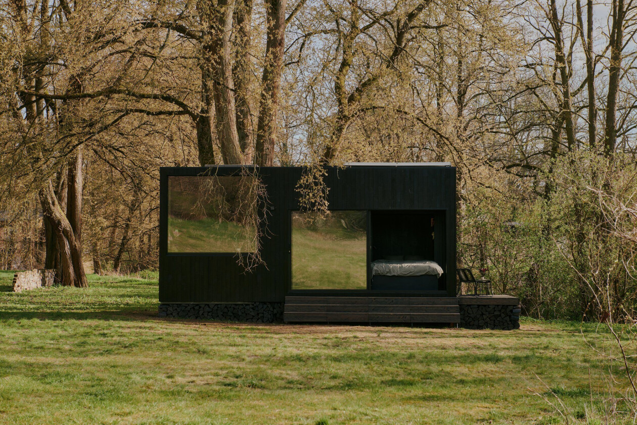 Sigurd Larsen designs a black timber-clad cabin that resonates with Nature