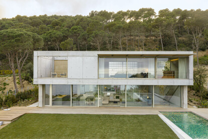 Nature and transparency form a harmonic balance that characterize House in Begur
