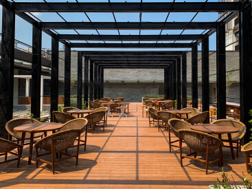 Bamboo Fence are used in the gallery and grille of the outdoor dining area.