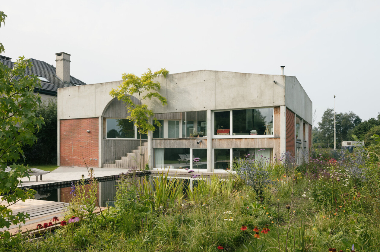 BLAF architecten experiment through their dynamic House hkZ design with the essential components of the single-family home