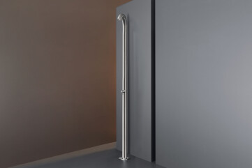 BLD04 - Free-standing outdoor shower in AISI 316L stainless steel. Aerated rain jet controlled by mixer of MILO360 collection BLD04 - Free-standing outdoor shower in AISI 316L stainless steel. Aerated rain jet controlled by mixer of MILO360 collection