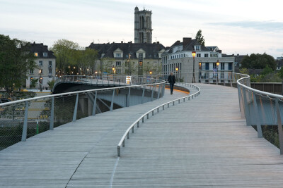 Pedestrians + cyclists bridge over the Seine River