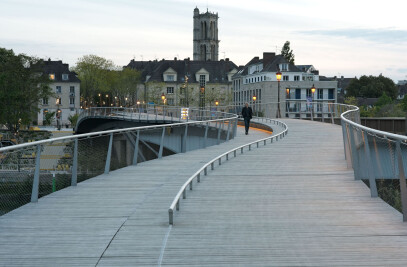 Pedestrians + cyclists bridge over the Seine River