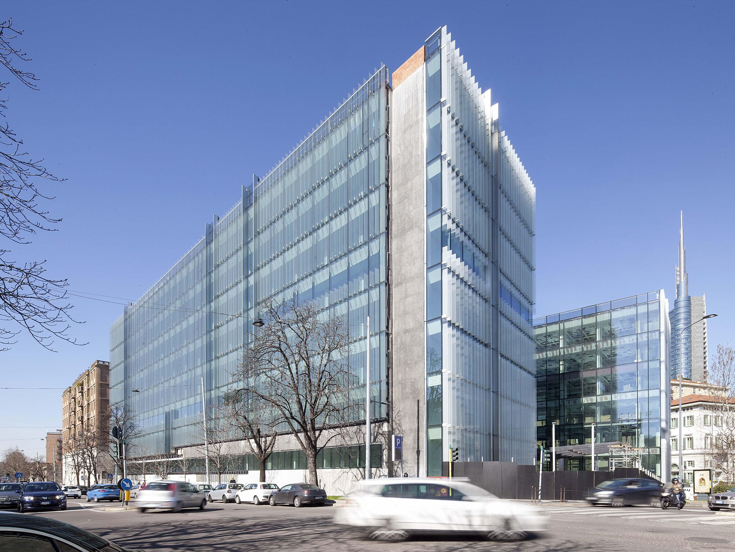  Ariño Duglass S.A.GBPA Architects’ vision for Amazon Italy’s new headquarters blurs the lines between indoor and outdoor spaces. The solar control glass façade provides natural daylighting as well as maintains a quiet, comfortable environment with the use 