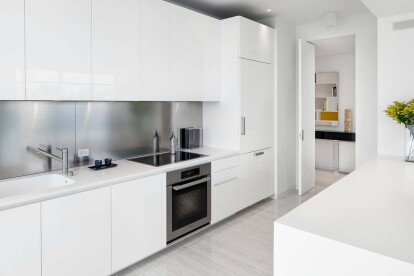 10 white kitchens showing smooth and radiant surfaces