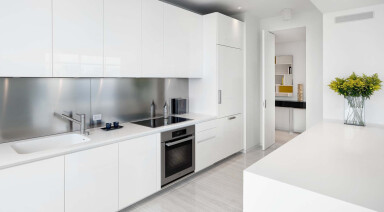 10 white kitchens showing smooth and radiant surfaces