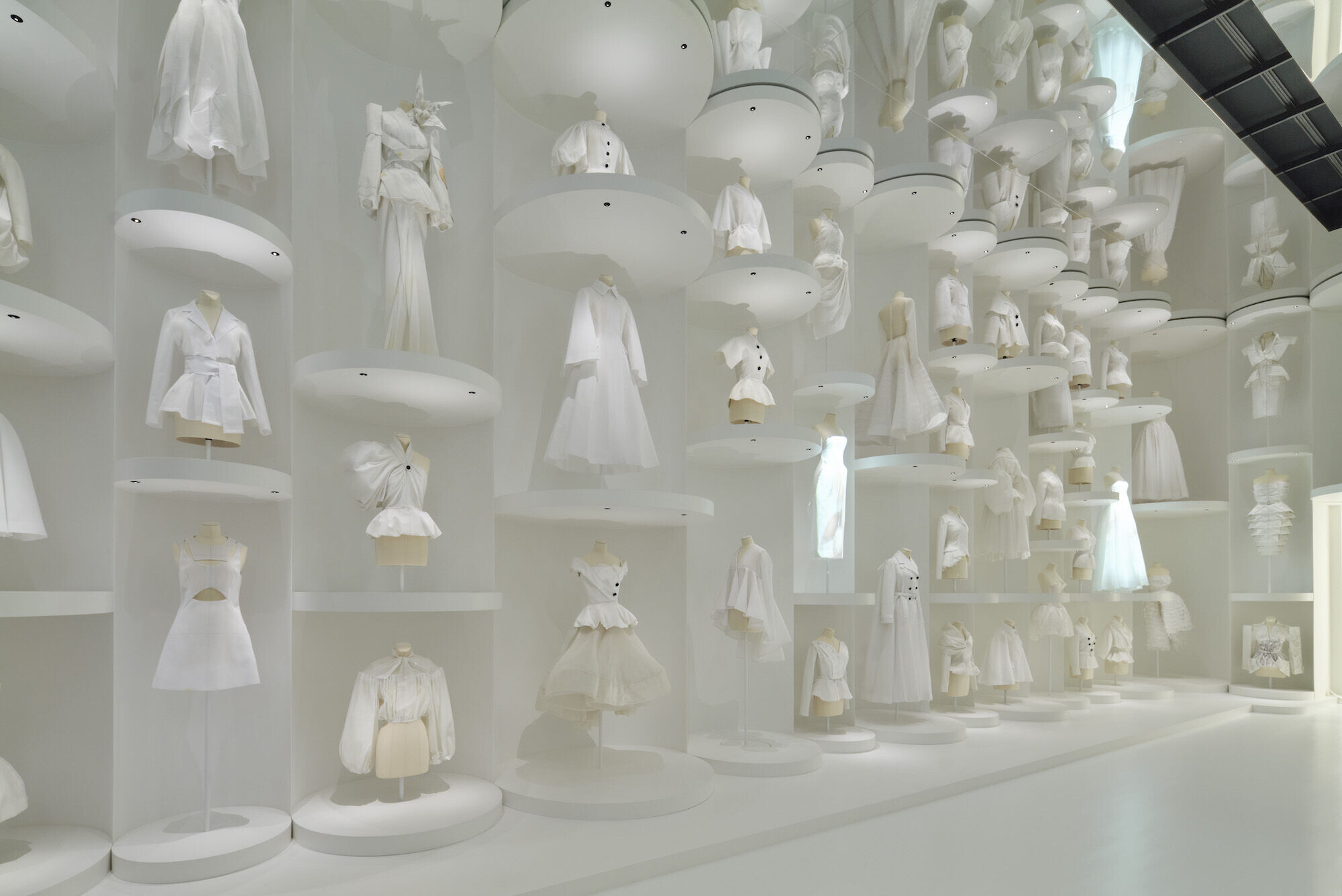 https://archello.com/story/117879/attachments/photos-videos/33 photo_credit Photography by Daici Ano, Courtesy of Dior