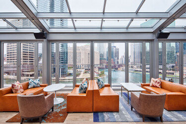 Gibsons Italia - Roof closed view over Chicago River