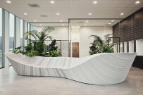 Architectenweb - Een slingerend multifunctioneel meubel uit plastic afval - Beeld 2 - Copyright Michele Margot.jpg