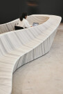 Architectenweb - Een slingerend multifunctioneel meubel uit plastic afval - Beeld 5 - Copyright Michele Margot.jpg