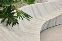 Architectenweb - Een slingerend multifunctioneel meubel uit plastic afval - Beeld 6 - Copyright Michele Margot.jpg
