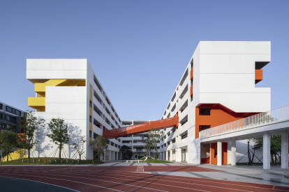 Ambitious Nanhai Guicheng Jingui High School maintains and simple rhythmic architecture of order and poetry