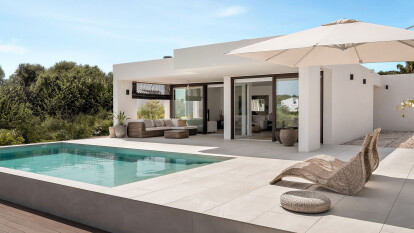 Casa modular en Menorca. Fachada y piscina