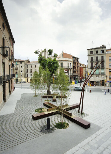 Valldaura Square and Camp d’Urgell Street.