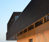 07-timber-hat-facade-transition-crossbar-rundzwei-architekten.jpeg