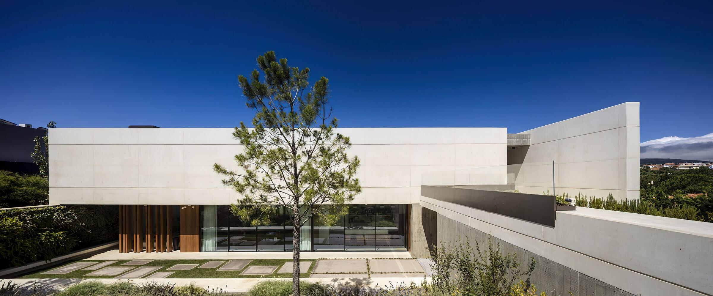 https://archello.com/story/126312/attachments/photos-videos/7 photo_credit Fernando Guerra / FG+SG