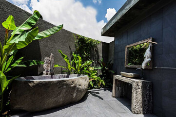 River stone tub River stone tub
