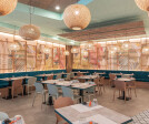 Lo studio di architettura Atelier46 si è occupato della progettazione del ristorante Yumi. Il locale ha un'atmosfera fresca ed esotica, dove materiali naturali si combinano alla carta da parati jungle "Rico".