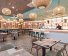 Lo studio di architettura Atelier46 si è occupato della progettazione del ristorante Yumi. Il locale ha un'atmosfera fresca ed esotica, dove materiali naturali si combinano alla carta da parati jungle "Rico".