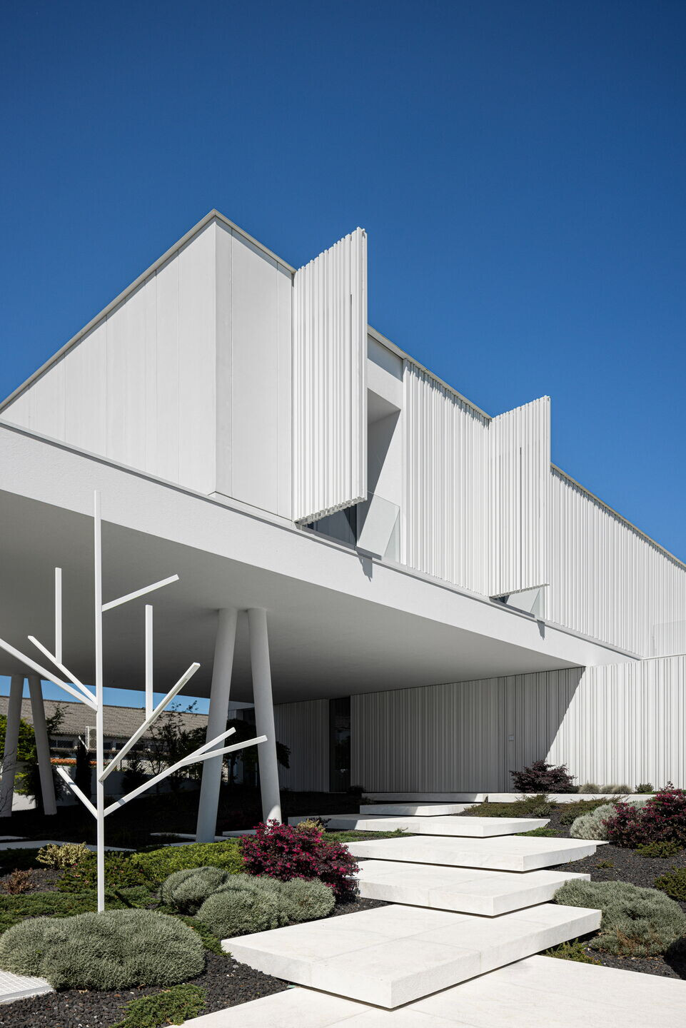 https://archello.com/story/128066/attachments/photos-videos/7 photo_credit Ivo Tavares Studio
