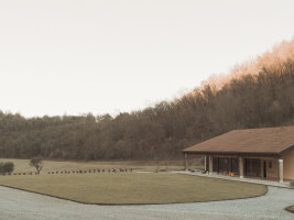 Farmhouse into the hills