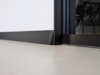 Inclined aluminium skirting board available in several finishes